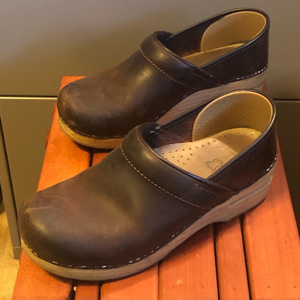 Womens Dansko clogs sz 38 / US 7-7.5 brown leather